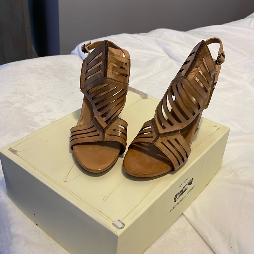 Leon Max wood heel with tan leather upper along back sandals